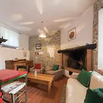Rustic With Pool בקתה