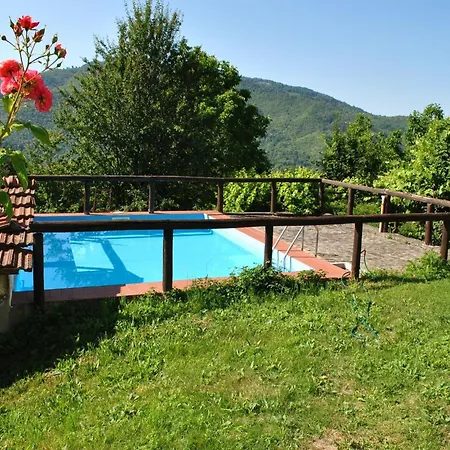 Rustic With Pool בקתה